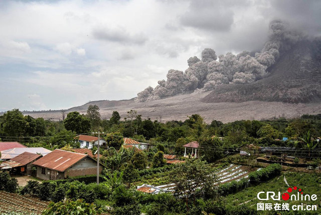 印尼錫納朋火山持續噴發 火山灰遮雲蔽日