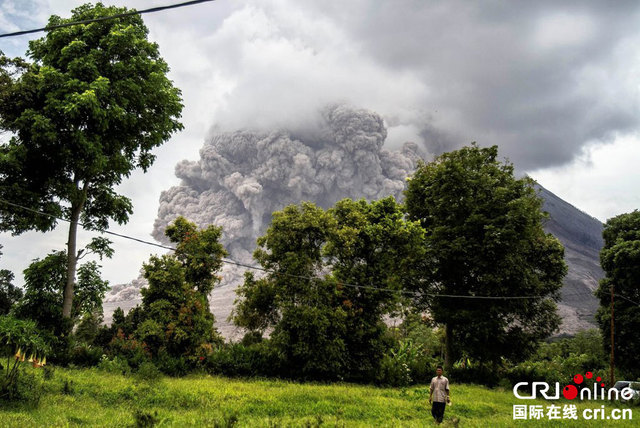 印尼錫納朋火山持續噴發 火山灰遮雲蔽日