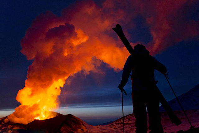 俄攝影師拍攝好友在火山口滑雪絕美照片