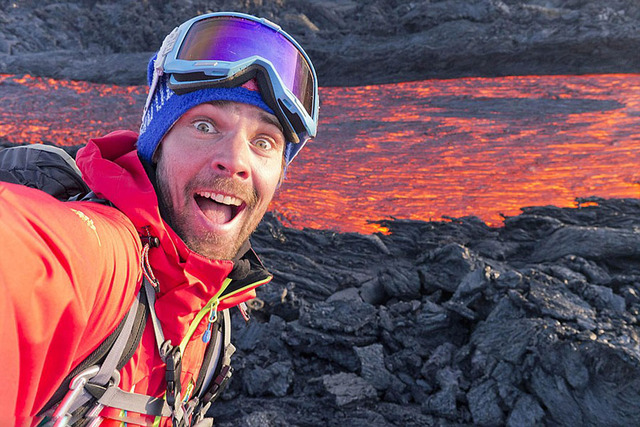 俄攝影師拍攝好友在火山口滑雪絕美照片