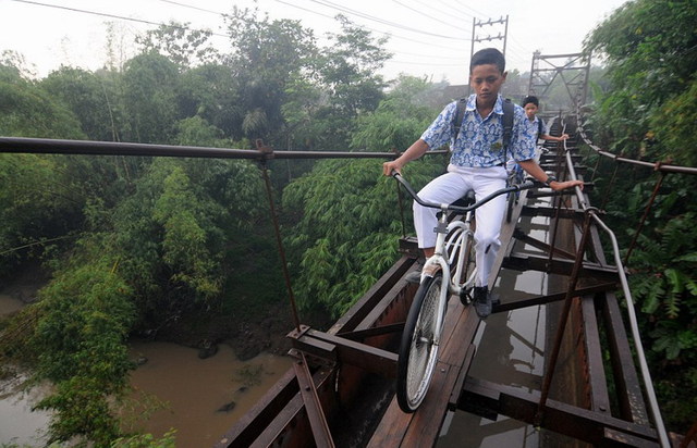 危險的求學路：印尼兒童30米高木吊橋上騎車上學