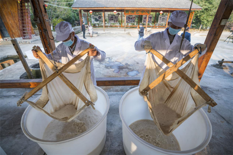 工人在进行葛产品制作 摄影 刘建维6969在非遗文化葛根扶贫车间