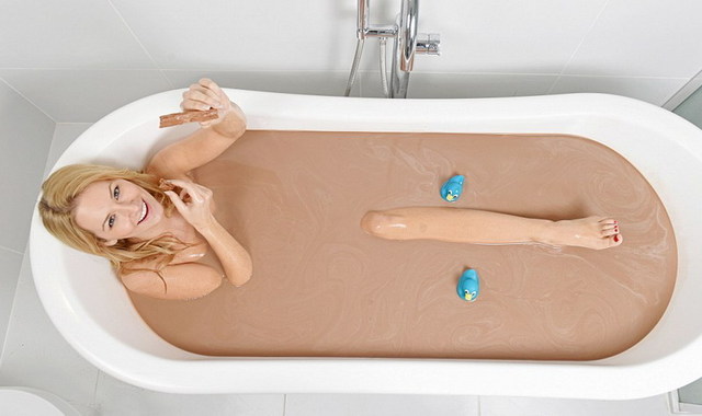 英国富豪花1万英镑让女友享受巧克力奶浴
