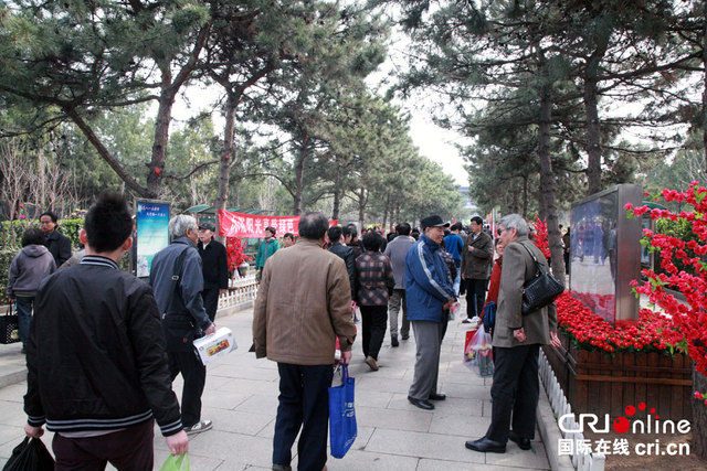 清明节首日北京八宝山公墓迎来扫墓高峰