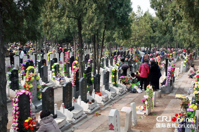 清明节首日北京八宝山公墓迎来扫墓高峰