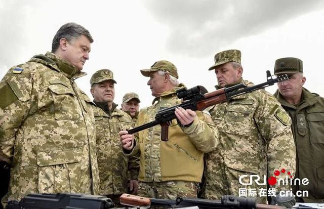 乌克兰总统访问国民警卫队训练中心视察武器装备