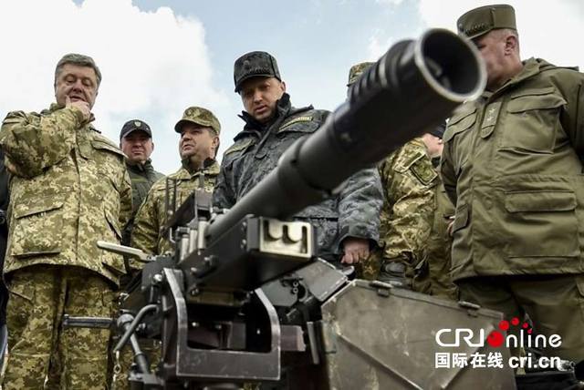 乌克兰总统访问国民警卫队训练中心视察武器装备