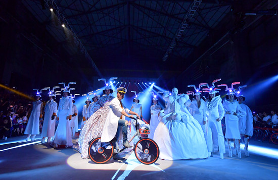 摩拜SUN IN SKY第四届发布周开幕 胡社光领衔巨献