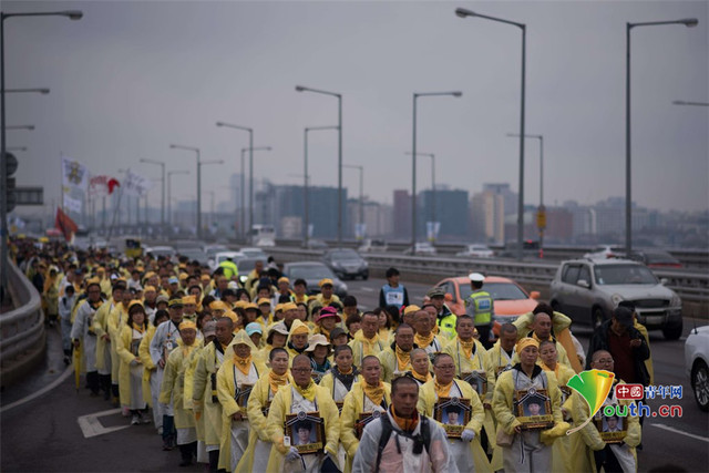 韓國客輪沉沒週年祭將至 遇難者家屬舉遺像示威