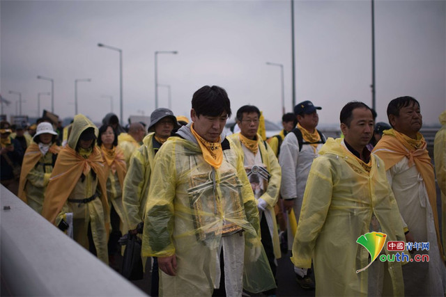 韓國客輪沉沒週年祭將至 遇難者家屬舉遺像示威