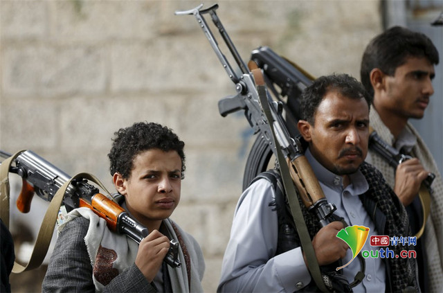 也門胡賽武裝支持者舉槍抗議沙特轟炸