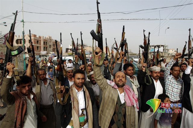 也门胡赛武装支持者举枪抗议沙特轰炸