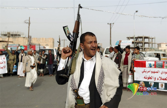 也門胡賽武裝支持者舉槍抗議沙特轟炸