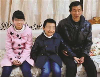 南京“虐童案”親生父母：繼續把孩子放養父母家