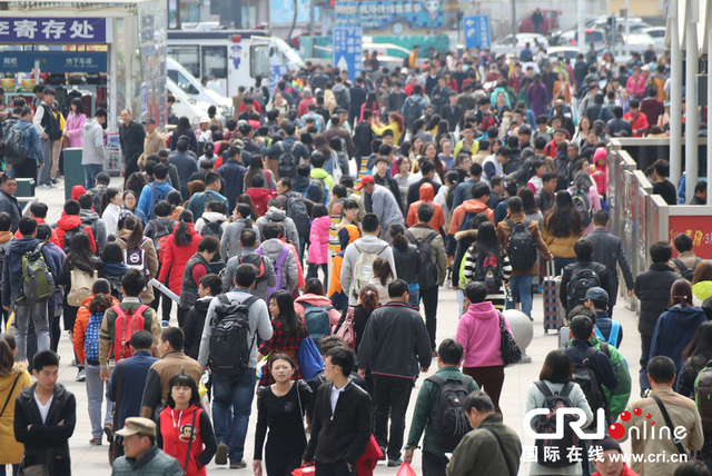 全国各地迎来清明小长假返程客流高峰