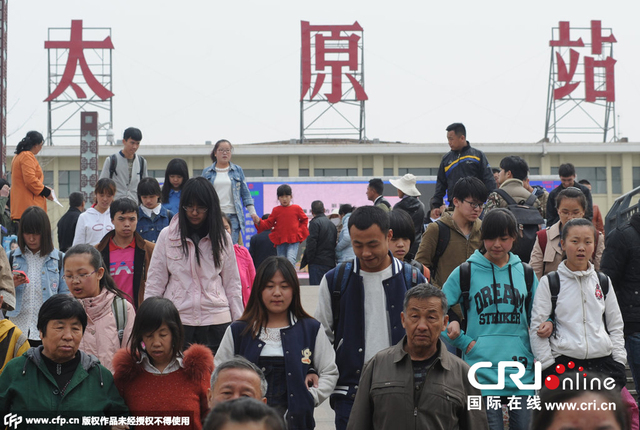 全国各地迎来清明小长假返程客流高峰