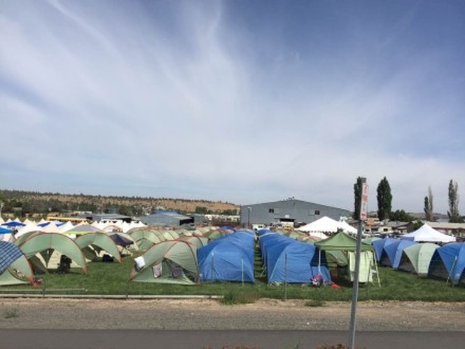 俄勒岡州已聚集大量帳篷和私家車_fororder_78daa6cfly1firdf6ohr9j20zk0qomzo
