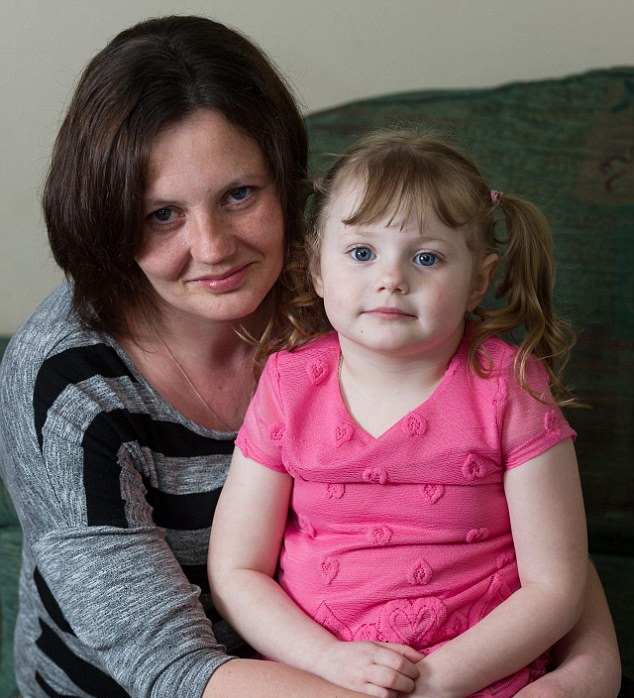 英国4岁女童吃家具成瘾 吃掉家中地毯海绵