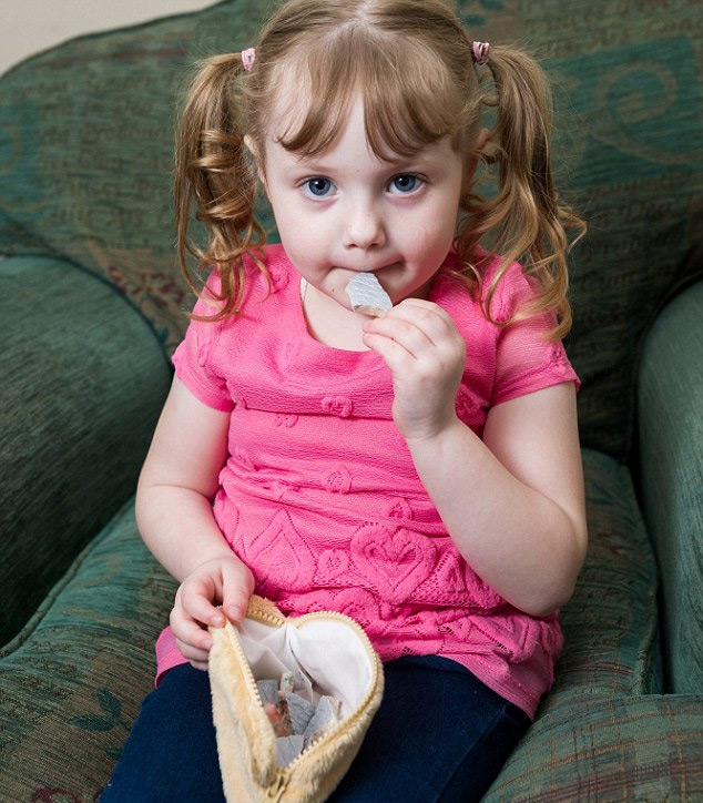 英国4岁女童吃家具成瘾 吃掉家中地毯海绵