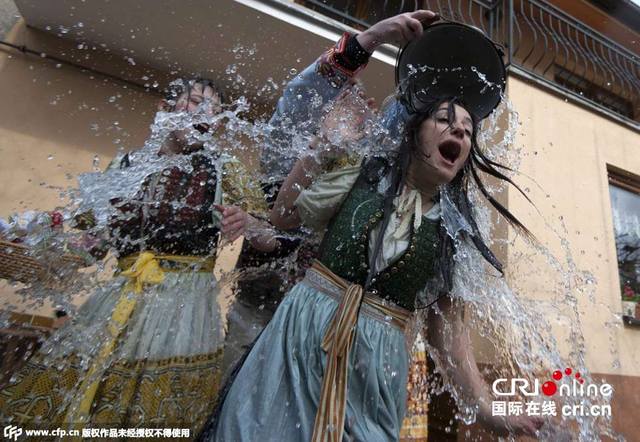斯洛伐克民众庆祝复活节 女子"惨"遭泼水