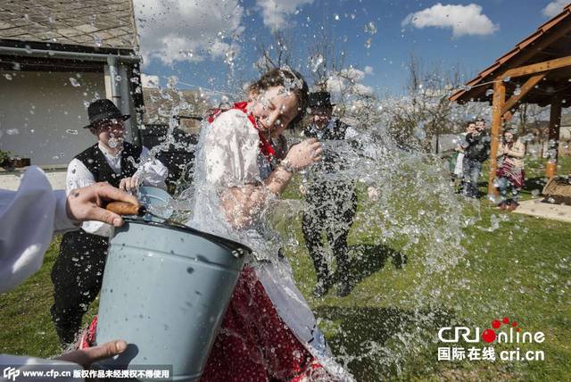 斯洛伐克民众庆祝复活节 女子"惨"遭泼水