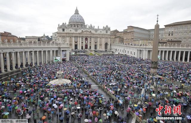 数千民众撑伞赴梵蒂冈做复活节弥撒