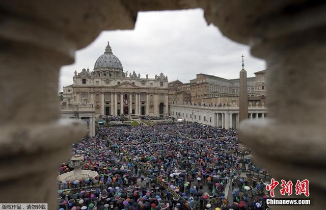 数千民众撑伞赴梵蒂冈做复活节弥撒