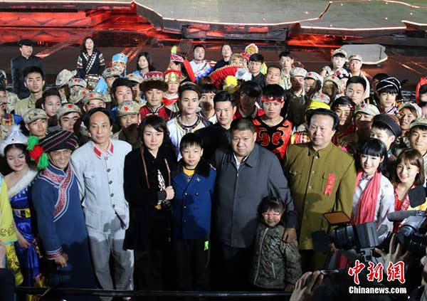 毛新宇少将携家人回韶山祭祖 妻子儿女名字曝光