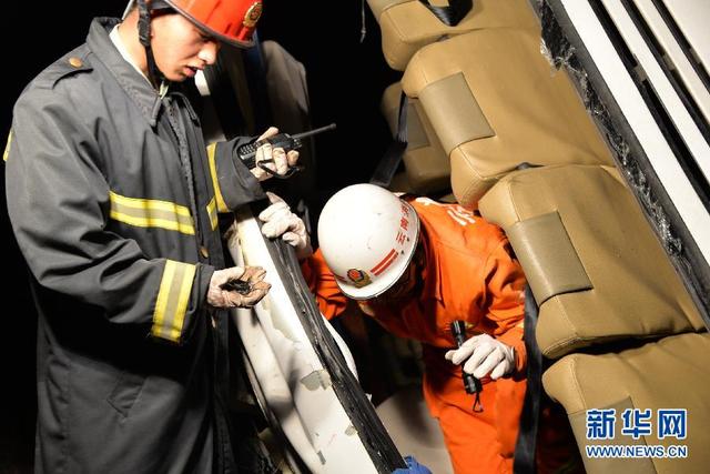 雲南楚大高速一旅遊大巴翻車致7死29傷 雲南楚大高速一旅遊大巴翻車致7死29傷