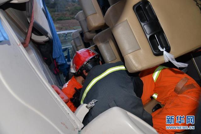 雲南楚大高速一旅遊大巴翻車致7死29傷 雲南楚大高速一旅遊大巴翻車致7死29傷