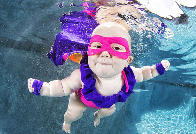 水中小健将 摄影师捕捉婴儿游泳萌态