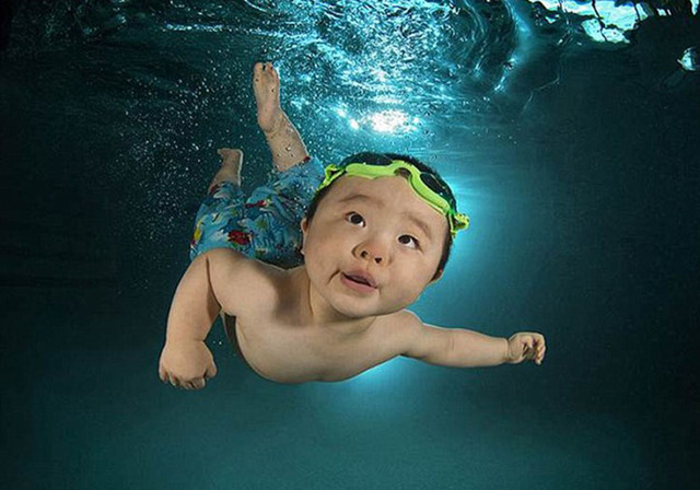 水中小健将 摄影师捕捉婴儿游泳萌态