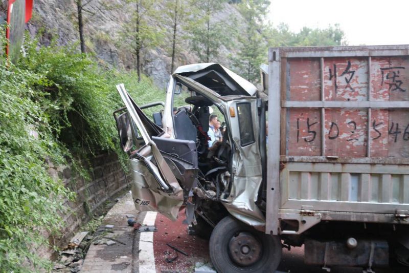 【法制安全 列表】小货车刹车失灵酿事故 6人受伤
