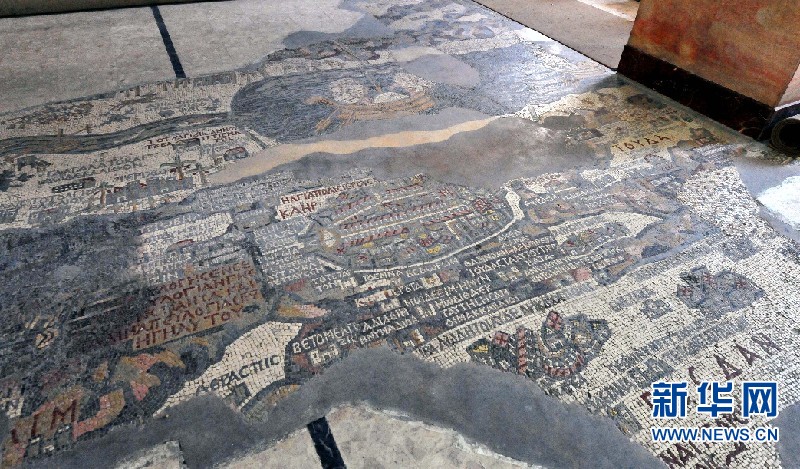圣·乔治东正教教堂地面上用马赛克镶嵌的中东地图。（新华网记者 程春香 摄）
