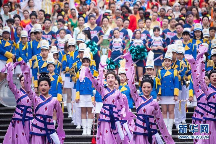图片默认标题_fororder_澳门举办国际幻彩大巡游喜迎回归十九周年2