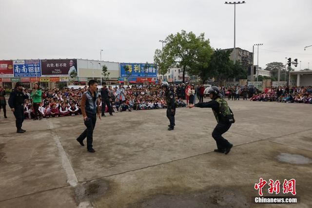 廣西柳州小學進行反恐演練