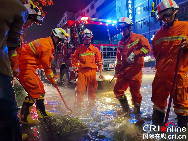 贵州铜仁：玉屏突降冰雹大雨 抢险救灾有序推进（组图）