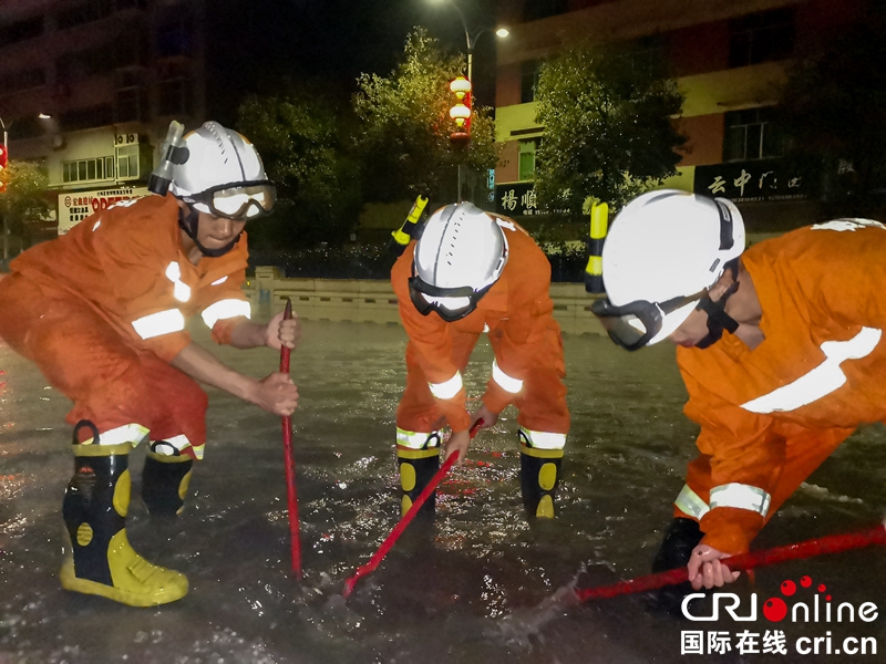 贵州铜仁：玉屏突降冰雹大雨 抢险救灾有序推进（组图）