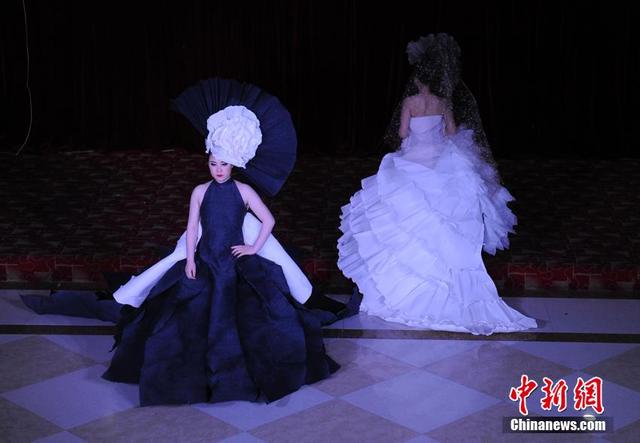 长春市民创作“纸质婚纱” 演绎不一样的浪漫 长春市民创作“纸质婚纱” 演绎不一样的浪漫