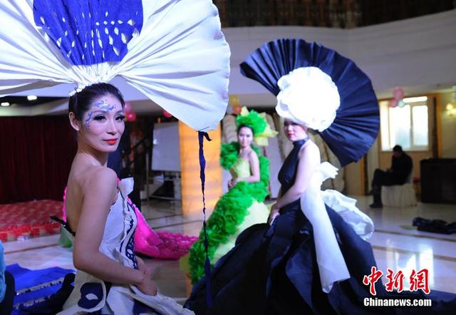 长春市民创作“纸质婚纱” 演绎不一样的浪漫 长春市民创作“纸质婚纱” 演绎不一样的浪漫