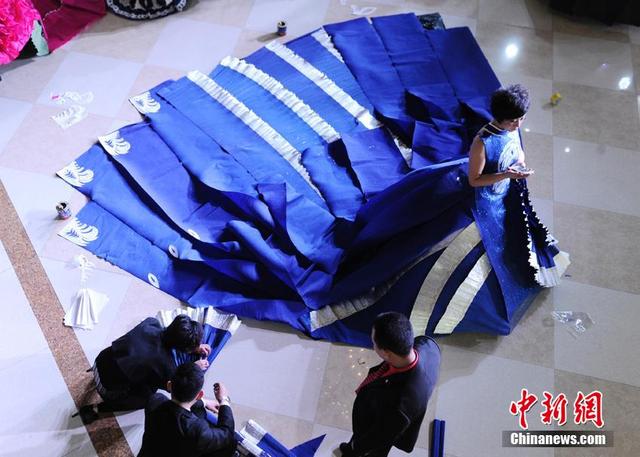 长春市民创作“纸质婚纱” 演绎不一样的浪漫 长春市民创作“纸质婚纱” 演绎不一样的浪漫