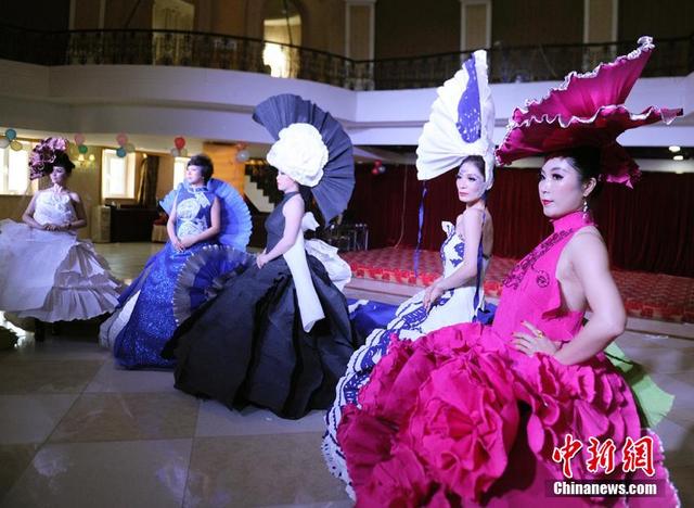 长春市民创作“纸质婚纱” 演绎不一样的浪漫 长春市民创作“纸质婚纱” 演绎不一样的浪漫