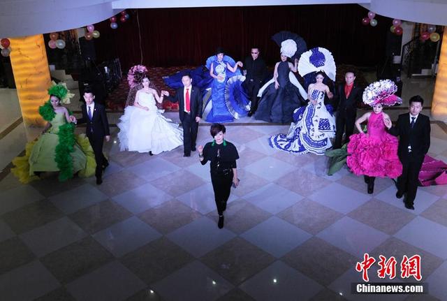 长春市民创作“纸质婚纱” 演绎不一样的浪漫 长春市民创作“纸质婚纱” 演绎不一样的浪漫