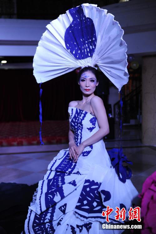 长春市民创作“纸质婚纱” 演绎不一样的浪漫 长春市民创作“纸质婚纱” 演绎不一样的浪漫