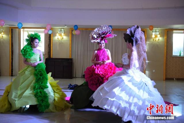 长春市民创作“纸质婚纱” 演绎不一样的浪漫 长春市民创作“纸质婚纱” 演绎不一样的浪漫