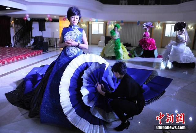 长春市民创作“纸质婚纱” 演绎不一样的浪漫 长春市民创作“纸质婚纱” 演绎不一样的浪漫
