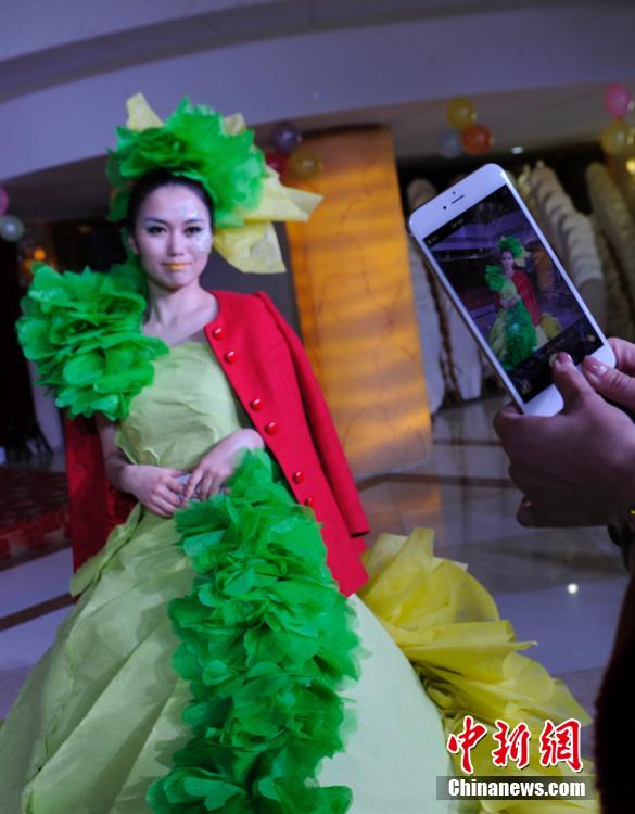 长春市民创作“纸质婚纱” 演绎不一样的浪漫 长春市民创作“纸质婚纱” 演绎不一样的浪漫