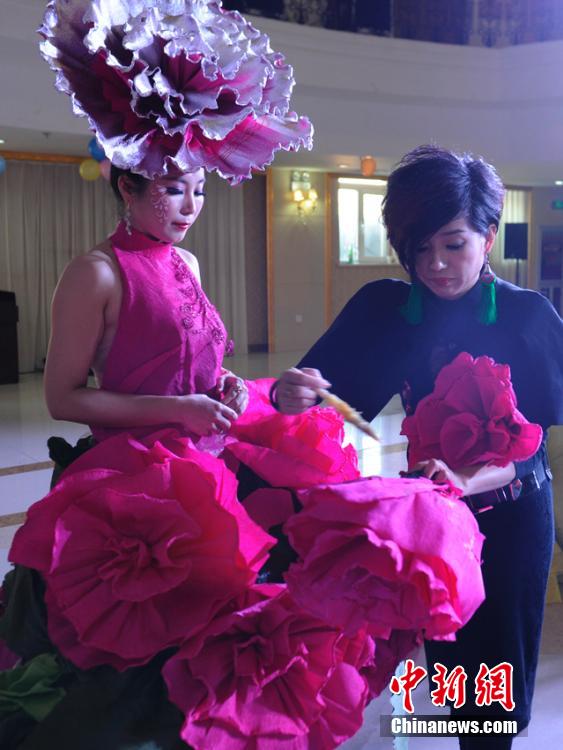 长春市民创作“纸质婚纱” 演绎不一样的浪漫 长春市民创作“纸质婚纱” 演绎不一样的浪漫