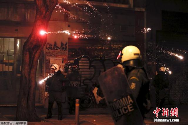 希腊民众抗议监狱政策 与防暴警察激烈冲突