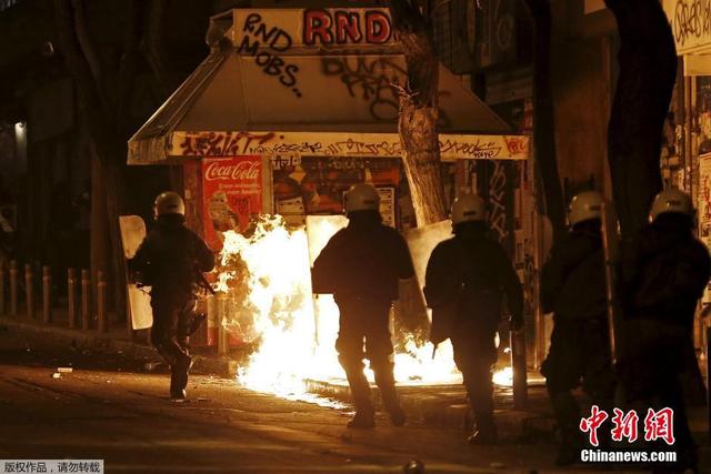 希臘民眾抗議監獄政策 與防暴警察激烈衝突